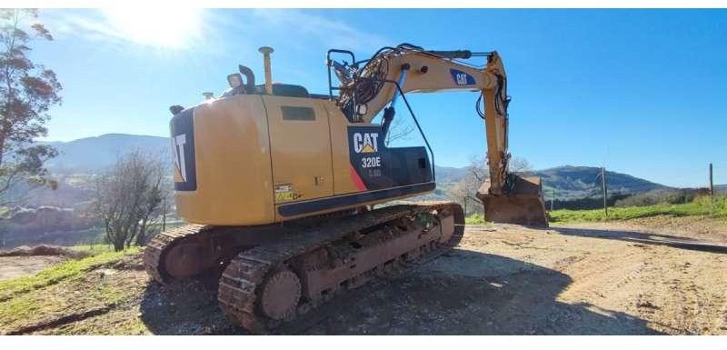 2014 Caterpillar 320E crawler excavator, rear three-quarter view