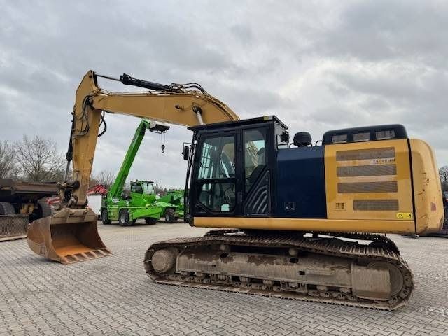 2017 Caterpillar 326FLN crawler excavator, side view 2017 Caterpillar 326FLN crawler excavator, side view