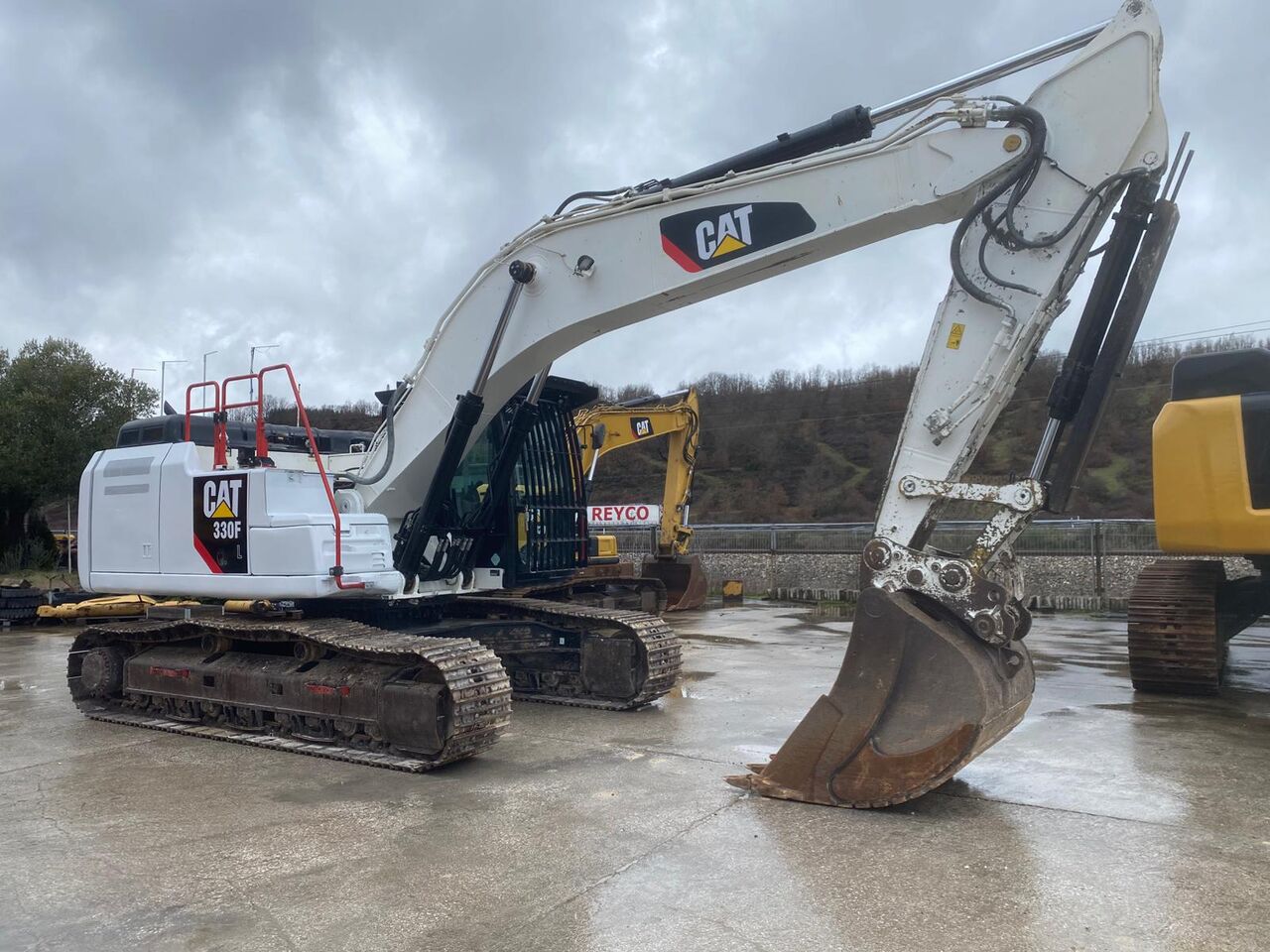 2017 Caterpillar 330F crawler excavator side view 2017 Caterpillar 330F crawler excavator side view