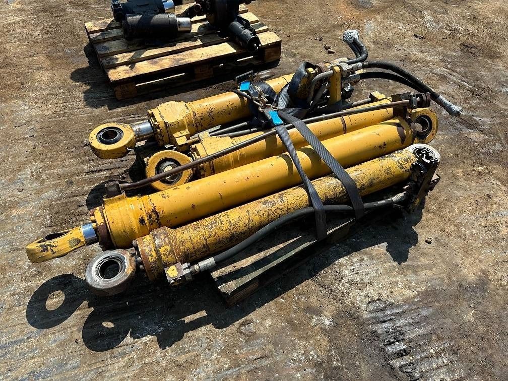 Caterpillar 214 B FT hydraulic cylinders