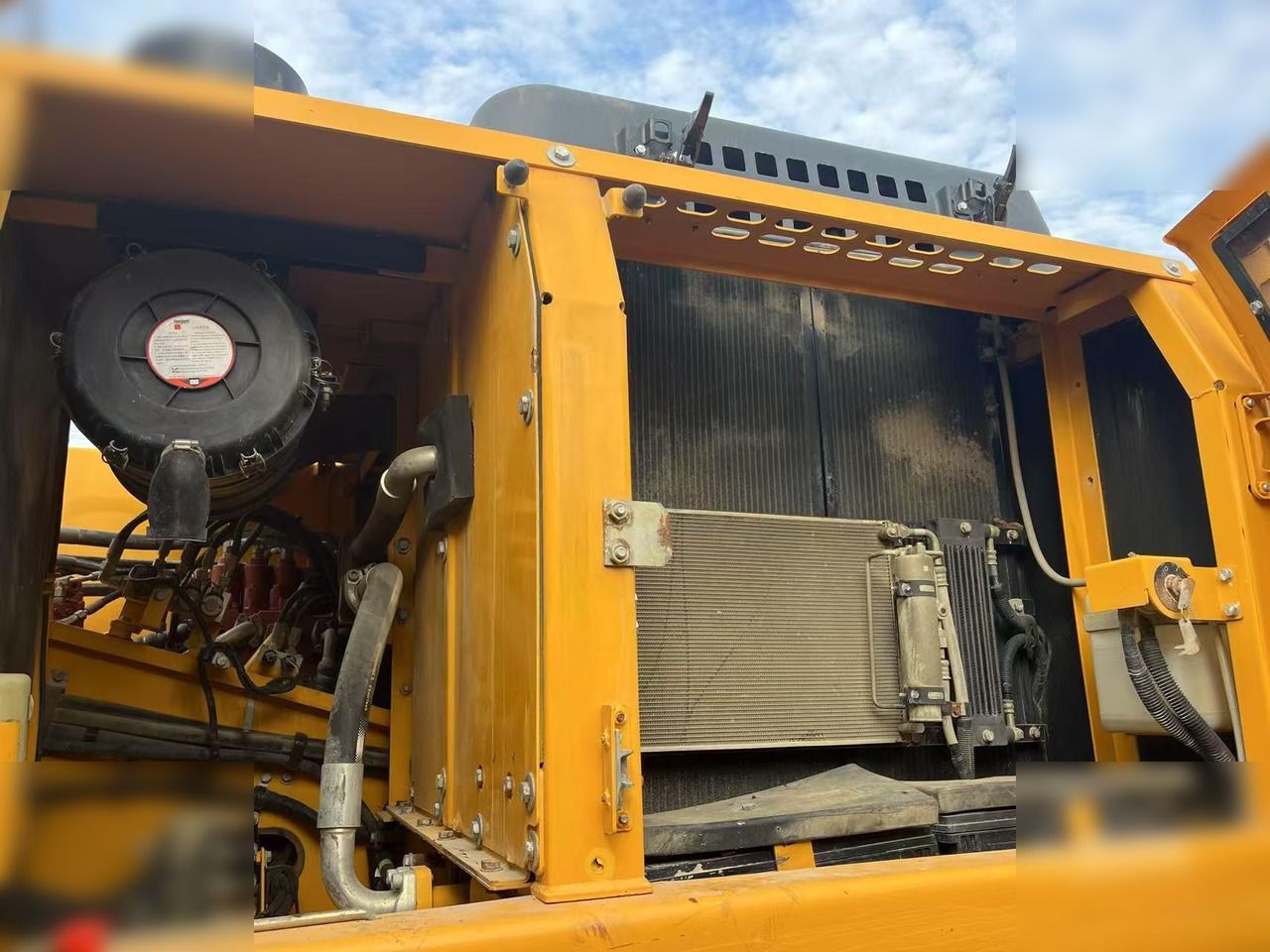 2020 LiuGong CLG926E crawler excavator engine compartment view 2020 LiuGong CLG926E crawler excavator engine compartment view