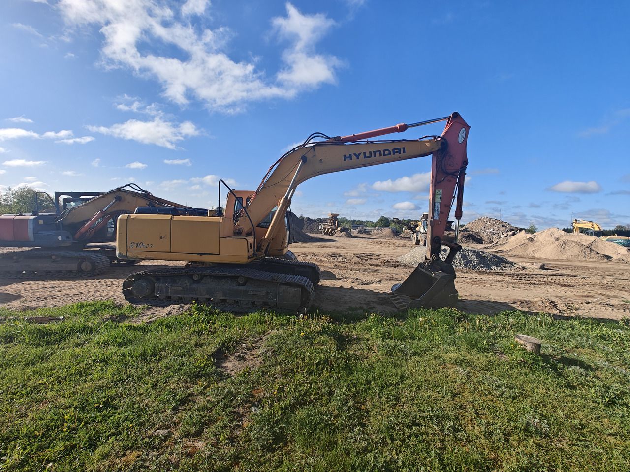 2004 Hyundai R210LC-7 crawler excavator, side profile view 2004 Hyundai R210LC-7 crawler excavator, side profile view