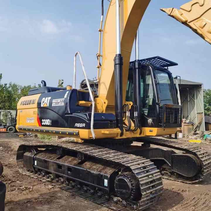 2020 Caterpillar 330D2 crawler excavator, side view 2020 Caterpillar 330D2 crawler excavator, side view
