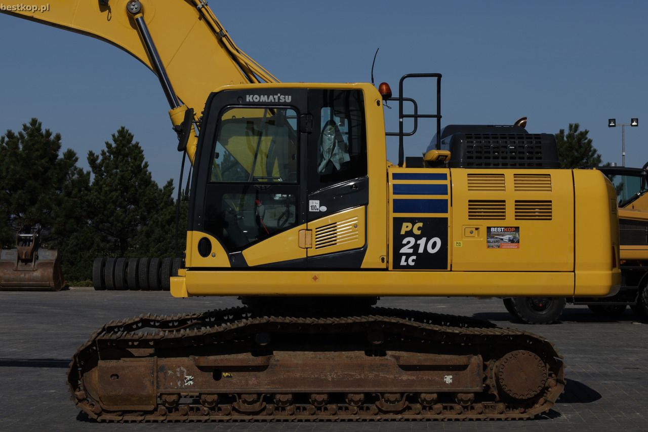 2018 Komatsu PC210LC-11 crawler excavator side view 2018 Komatsu PC210LC-11 crawler excavator side view