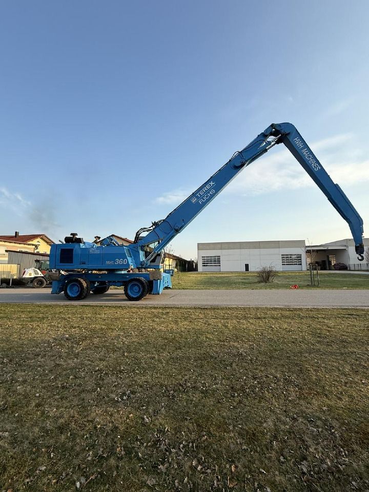 2000 Terex Fuchs MHL 360 material handler, side profile view 2000 Terex Fuchs MHL 360 material handler, side profile view