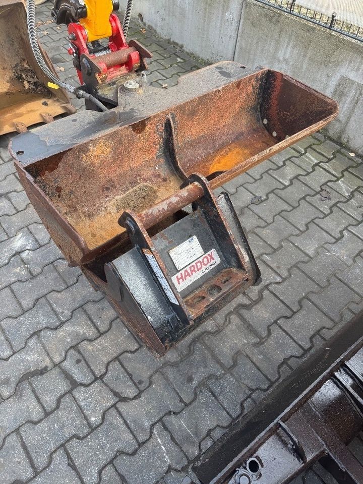2016 JCB 8018 mini excavator bucket attachment