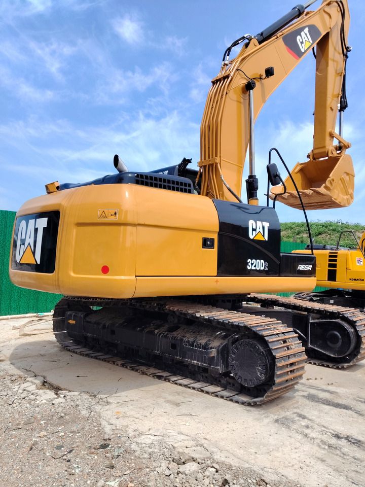 Excavadora de orugas Caterpillar 320D2 2024, vista trasera tres cuartos Excavadora de orugas Caterpillar 320D2 2024, vista trasera tres cuartos