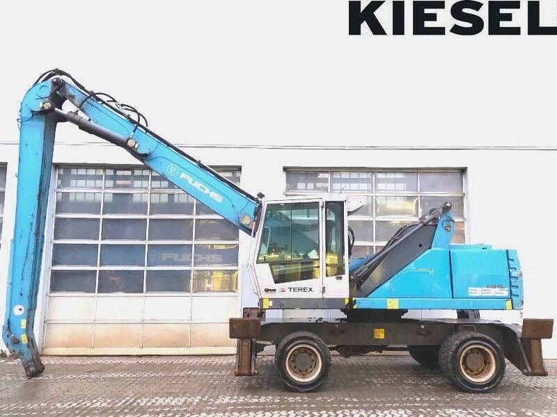 2016 Fuchs MHL335 E material handler, side view 2016 Fuchs MHL335 E material handler, side view