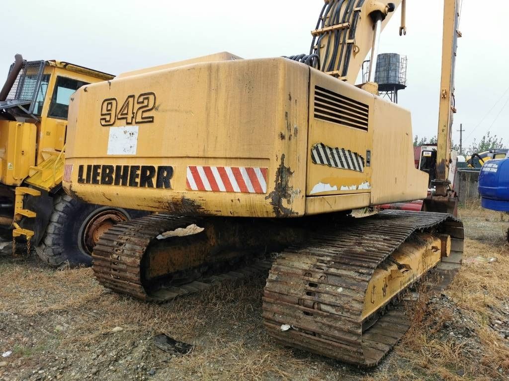 1996 Liebherr R942 crawler excavator rear view 1996 Liebherr R942 crawler excavator rear view