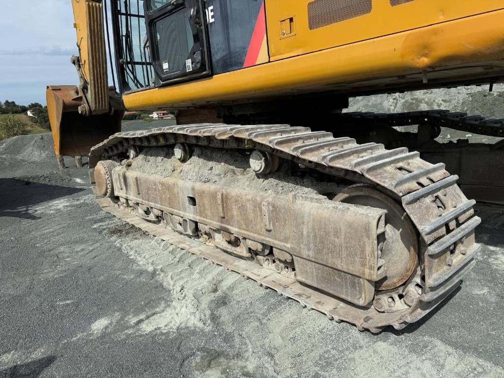 2015 Caterpillar 349EL crawler excavator undercarriage view