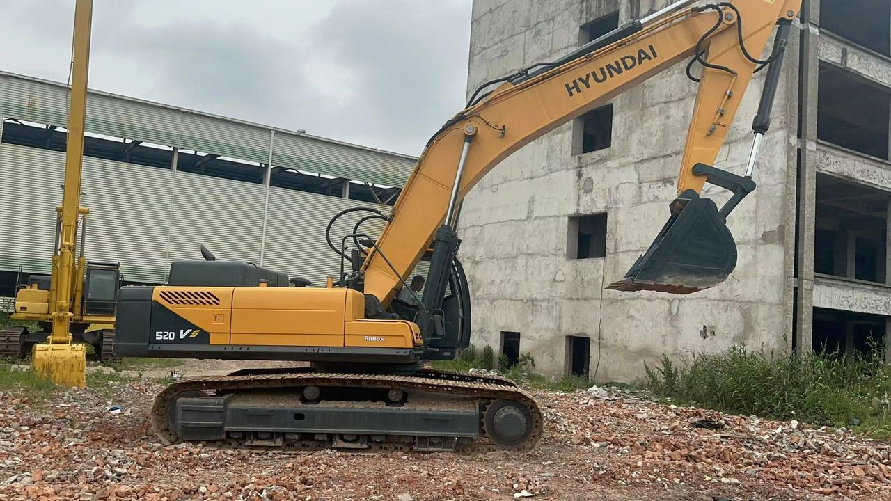 Hyundai R520L-9VS crawler excavator, side view