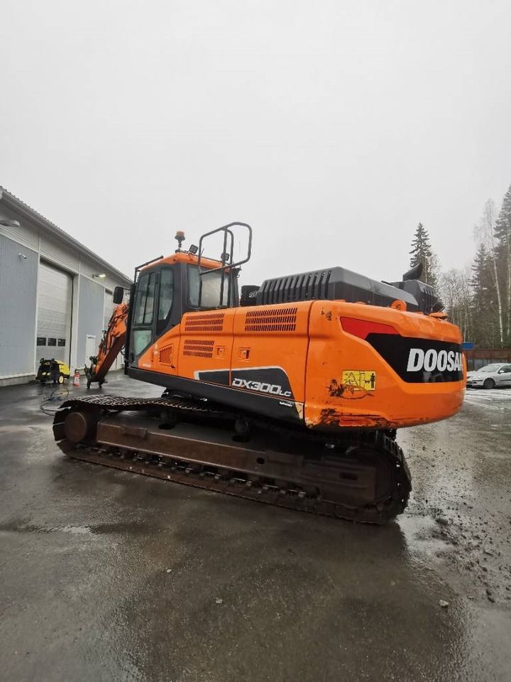 2018 Doosan DX300LC-5 crawler excavator rear three-quarter view 2018 Doosan DX300LC-5 crawler excavator rear three-quarter view