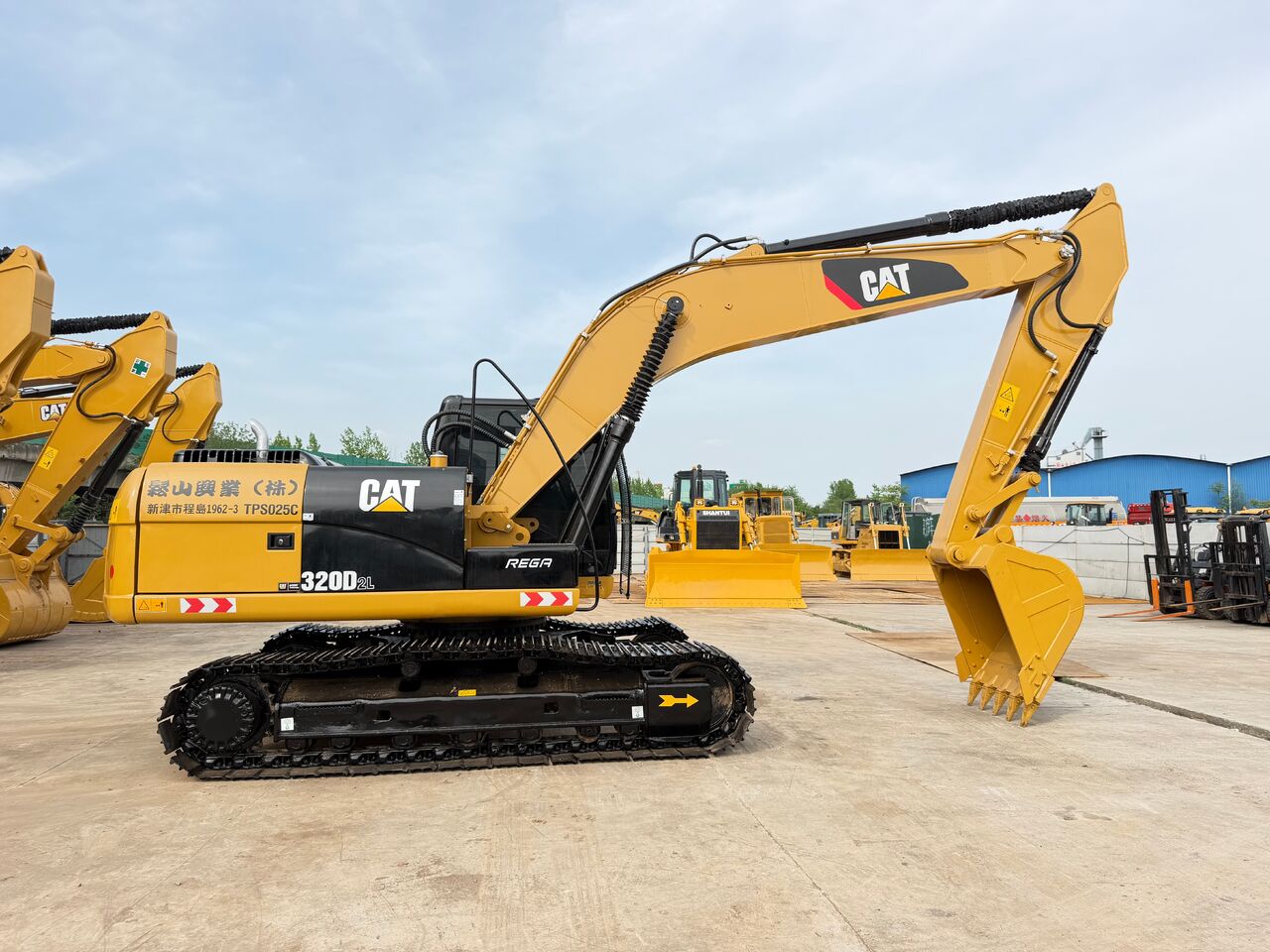 2020 Caterpillar 320D2L crawler excavator, side profile view 2020 Caterpillar 320D2L crawler excavator, side profile view