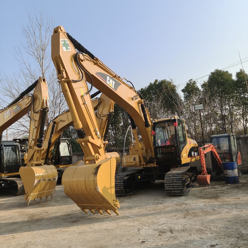 2023 Caterpillar 320CL Raupenbagger, Frontansicht von schräg vorne 2023 Caterpillar 320CL Raupenbagger, Frontansicht von schräg vorne