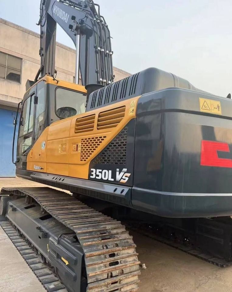 2024 Hyundai 350L VS crawler excavator, rear three-quarter view 2024 Hyundai 350L VS crawler excavator, rear three-quarter view
