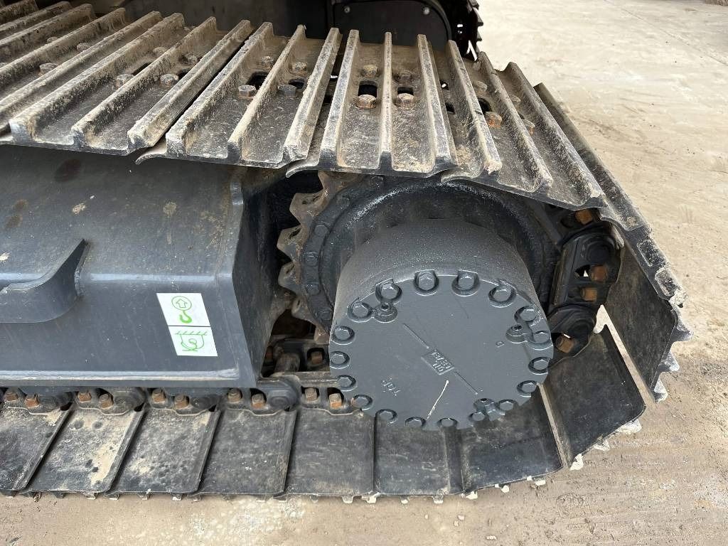 Détail du train de chenilles d'une pelle sur chenilles Komatsu PC200-8 de 2022