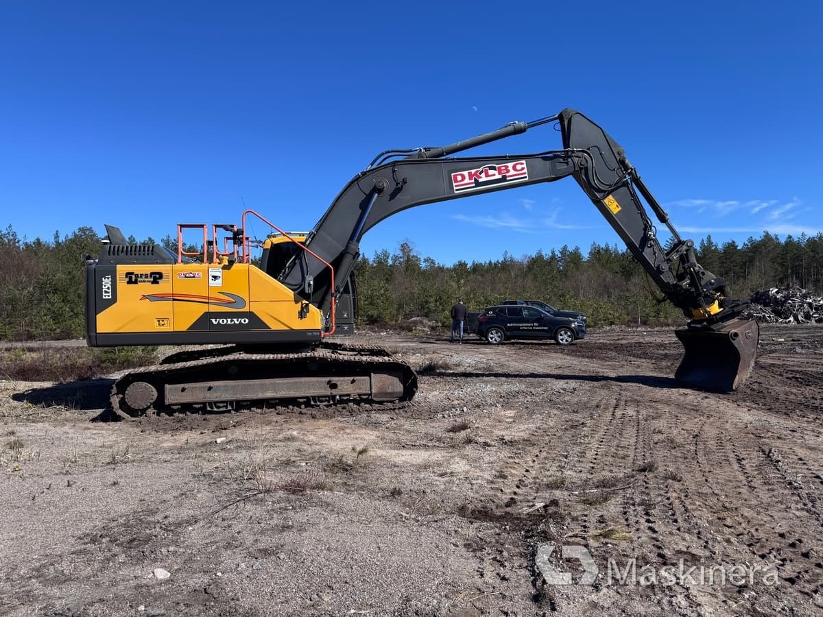 2018 Volvo EC250EL crawler excavator, side view 2018 Volvo EC250EL crawler excavator, side view
