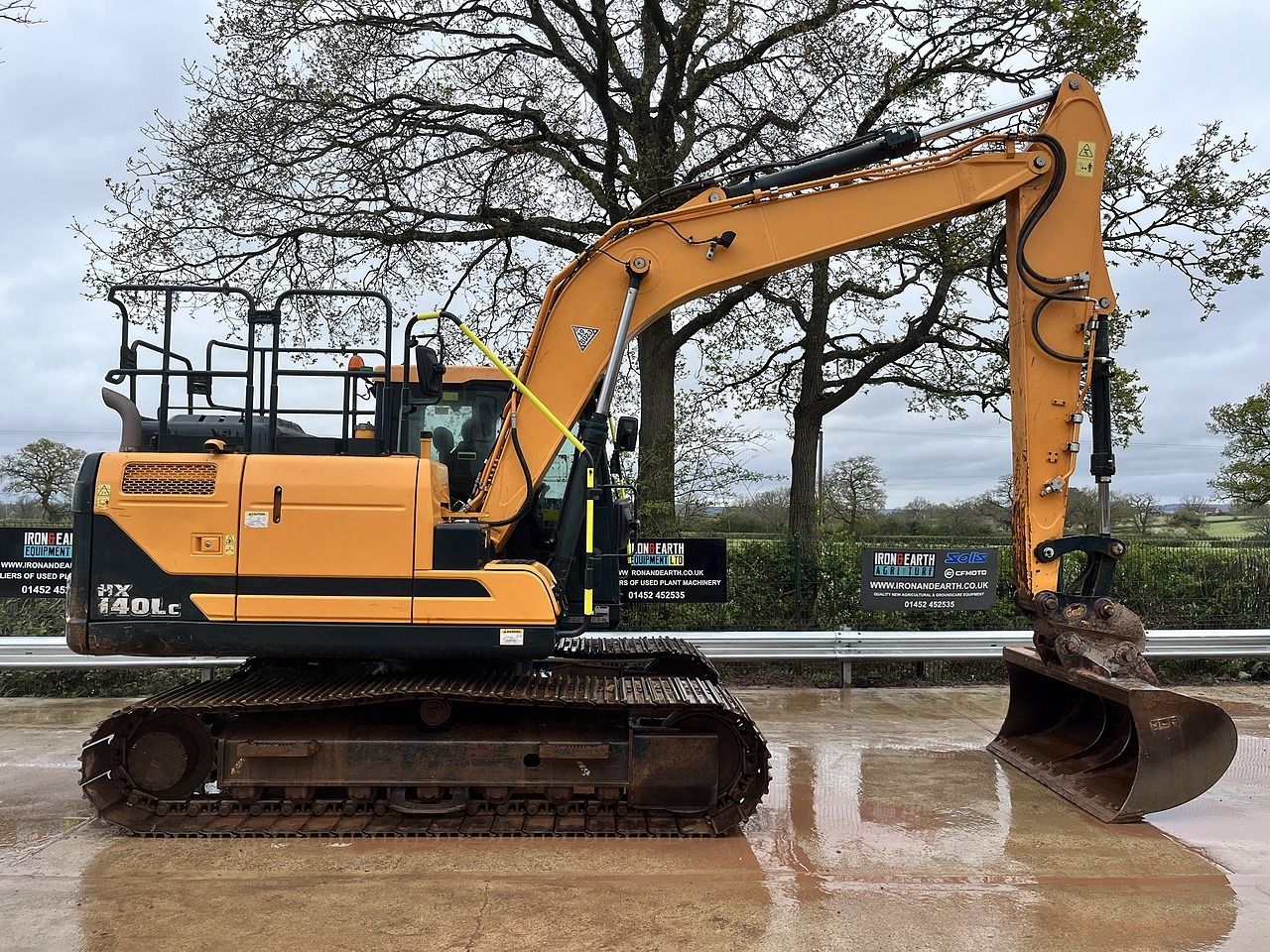 2021 Hyundai HX140LC crawler excavator, side view 2021 Hyundai HX140LC crawler excavator, side view