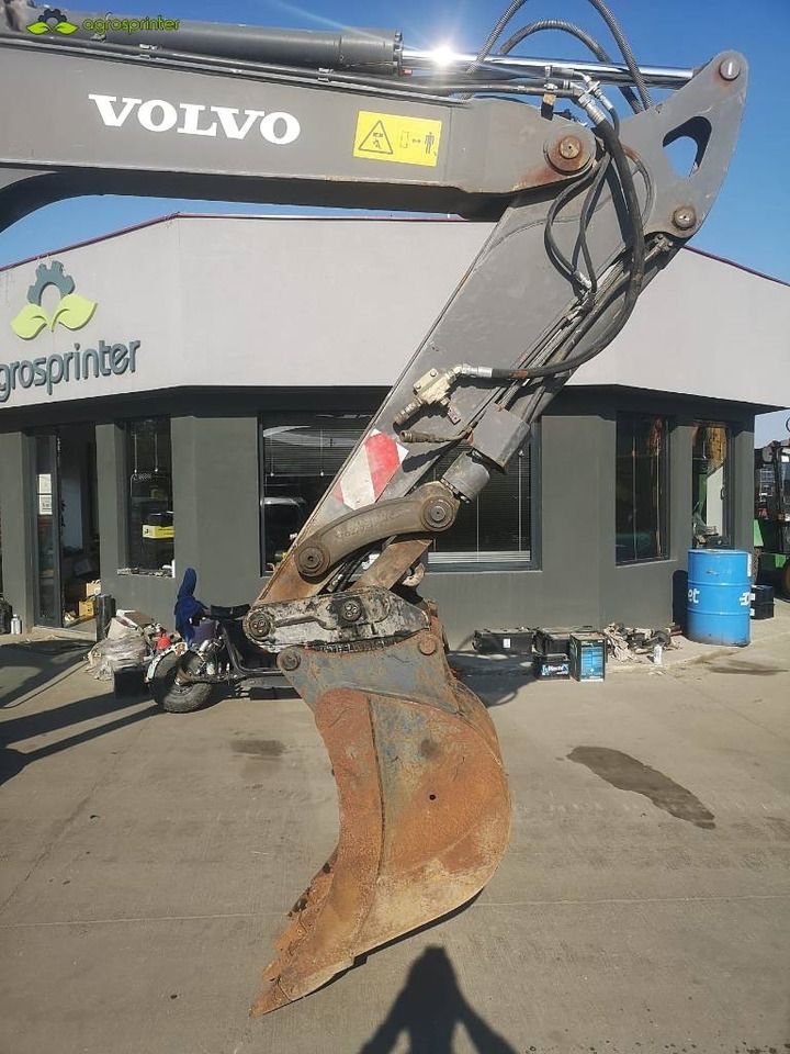 2016 Volvo ECR88D mini excavator boom and bucket detail 2016 Volvo ECR88D mini excavator boom and bucket detail