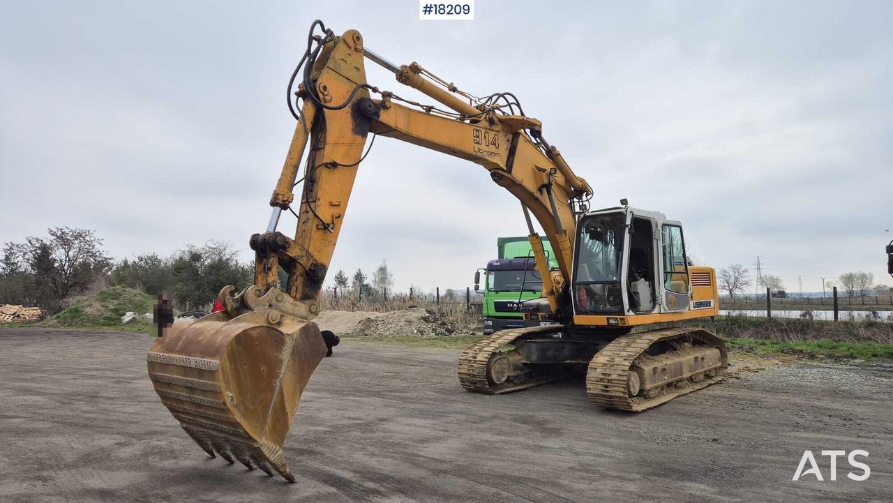 2002 Liebherr R914 HDSL crawler excavator, front three-quarter view