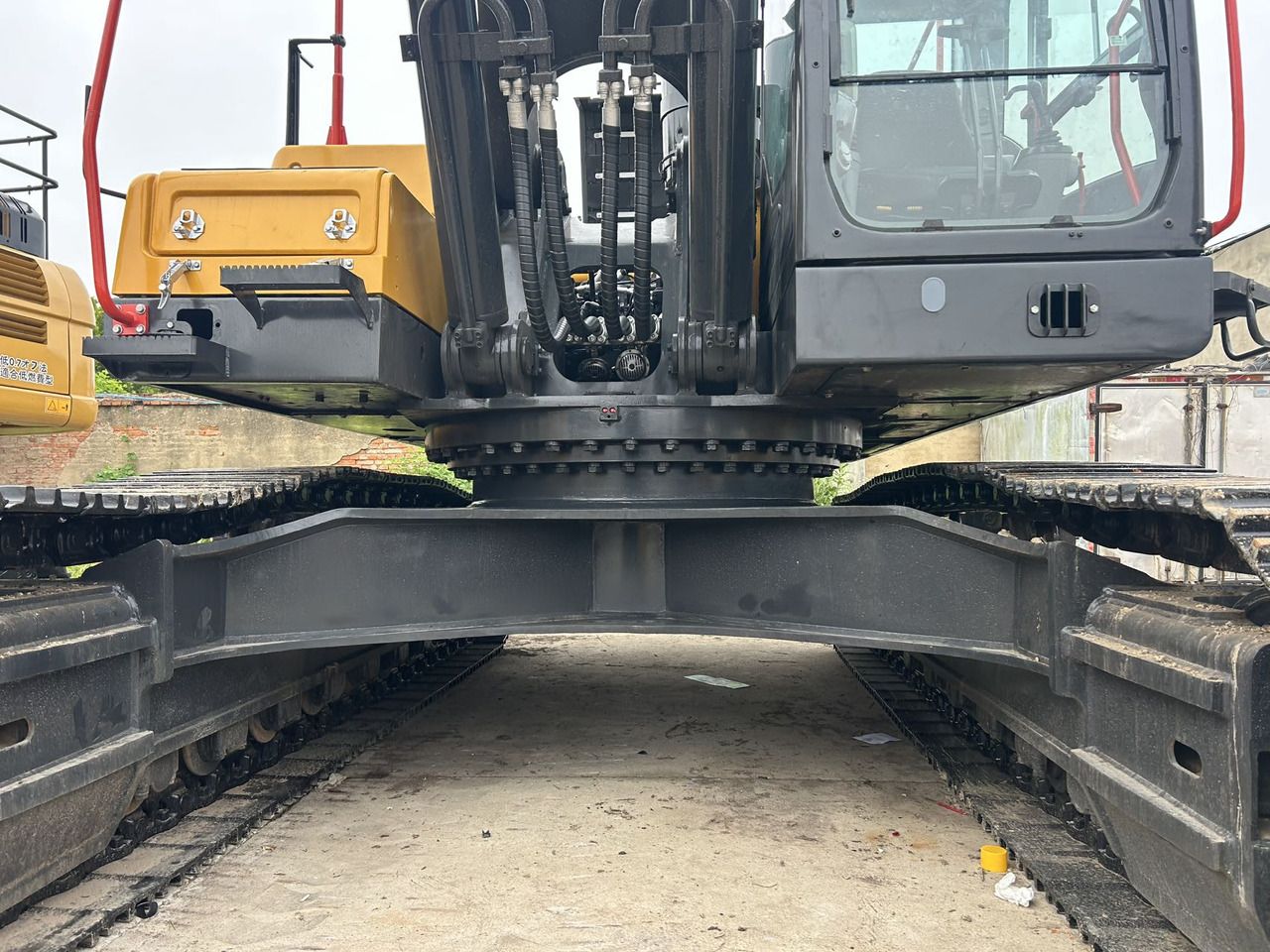2024 Volvo EC480 crawler excavator undercarriage view 2024 Volvo EC480 crawler excavator undercarriage view