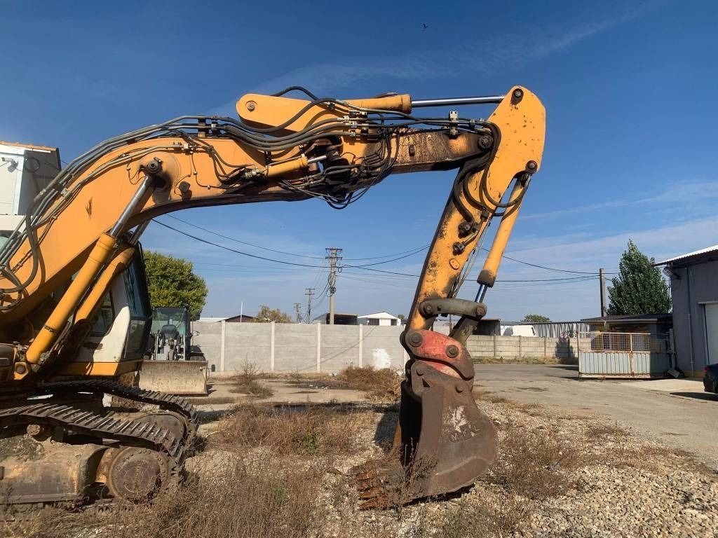 2006 Liebherr R914 B HD S L crawler excavator side view of boom and bucket