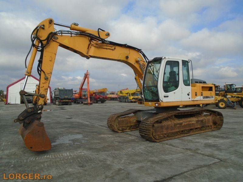2006 Liebherr R900C crawler excavator, side view 2006 Liebherr R900C crawler excavator, side view