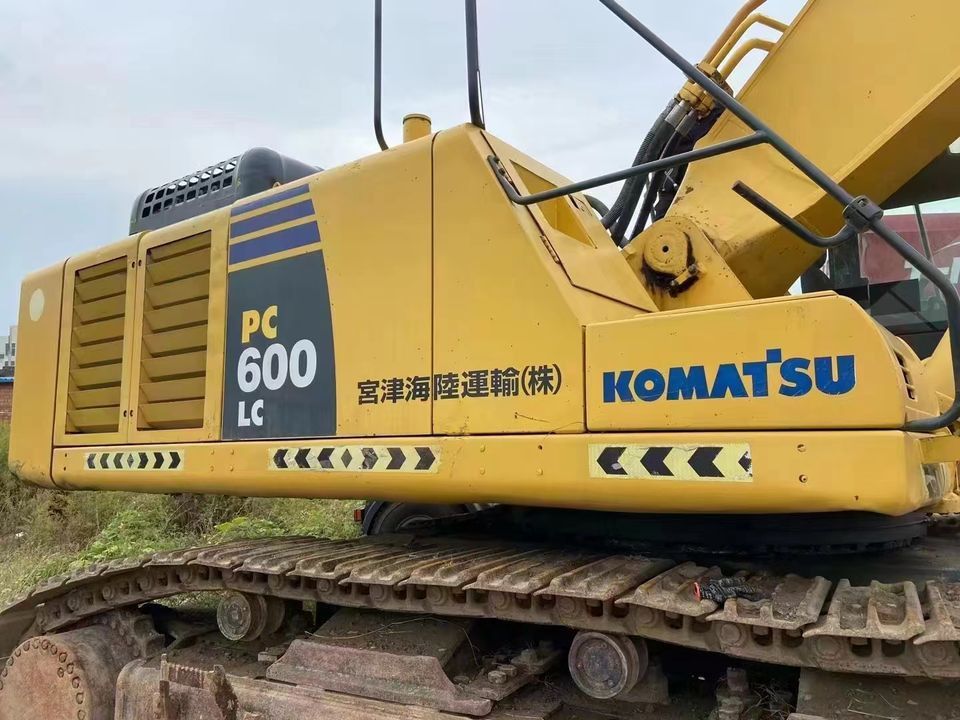 Komatsu PC600 LC-8 crawler excavator side view Komatsu PC600 LC-8 crawler excavator side view