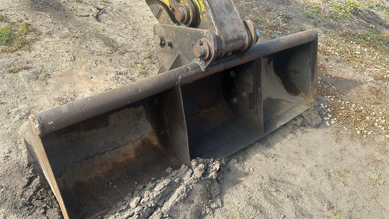1998 Furukawa 730 LS-TRONIC crawler excavator bucket detail