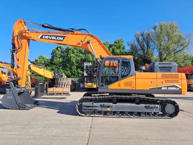 2025 Develon DX300LC-7M crawler excavator, side view 2025 Develon DX300LC-7M crawler excavator, side view