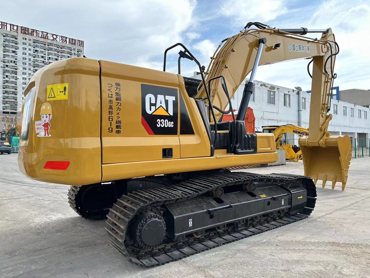Caterpillar 330GC crawler excavator, rear three-quarter view Caterpillar 330GC crawler excavator, rear three-quarter view