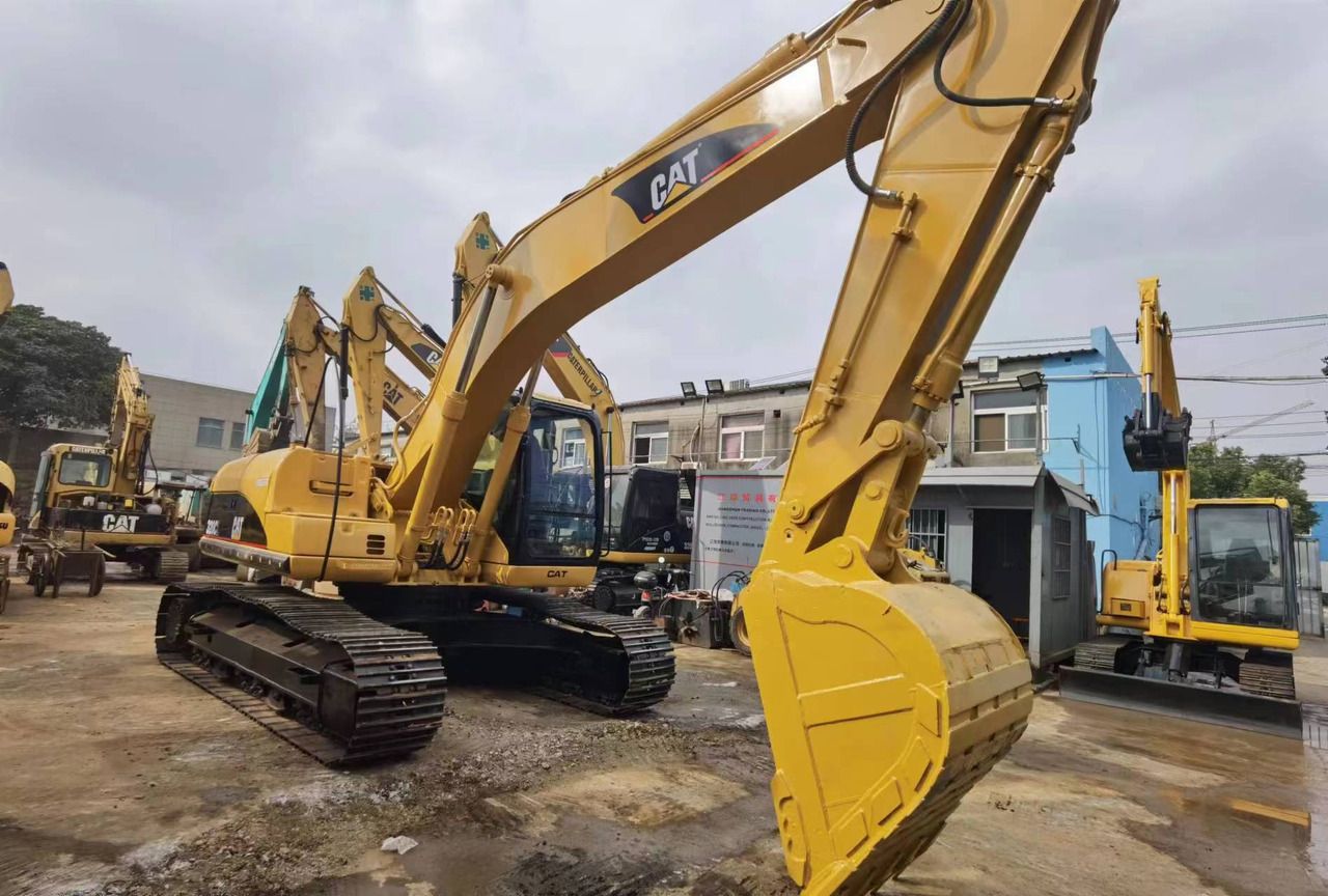 Pelle sur chenilles Caterpillar 320CL de 2015, vue latérale