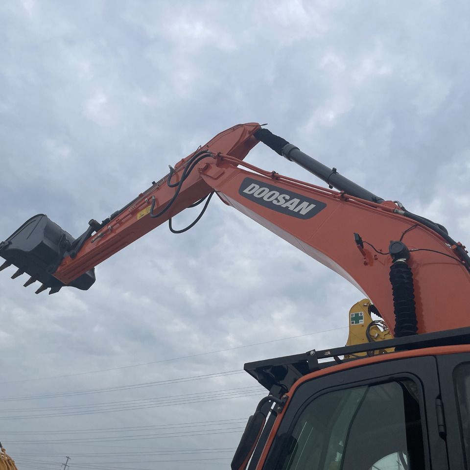 2021 Doosan DX300 crawler excavator boom and bucket view 2021 Doosan DX300 crawler excavator boom and bucket view