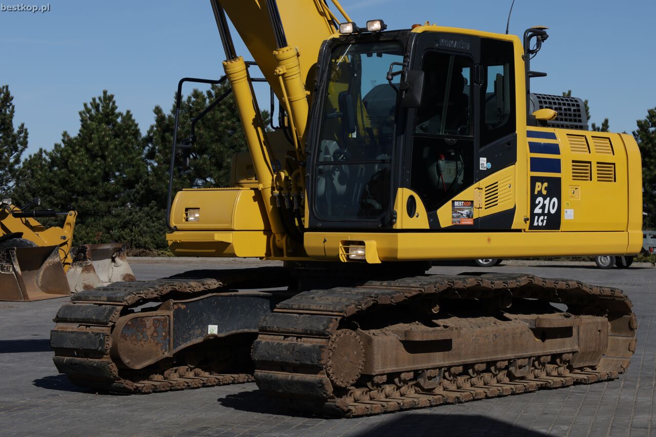 2019 Komatsu PC210LC-11 crawler excavator side view 2019 Komatsu PC210LC-11 crawler excavator side view