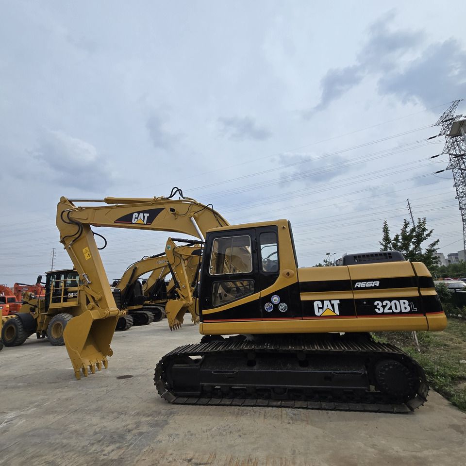 2005 Caterpillar 320BL crawler excavator side view 2005 Caterpillar 320BL crawler excavator side view