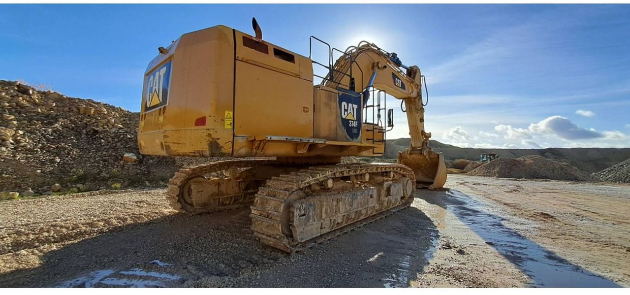 2013 Caterpillar 374FL crawler excavator, rear three-quarter view 2013 Caterpillar 374FL crawler excavator, rear three-quarter view