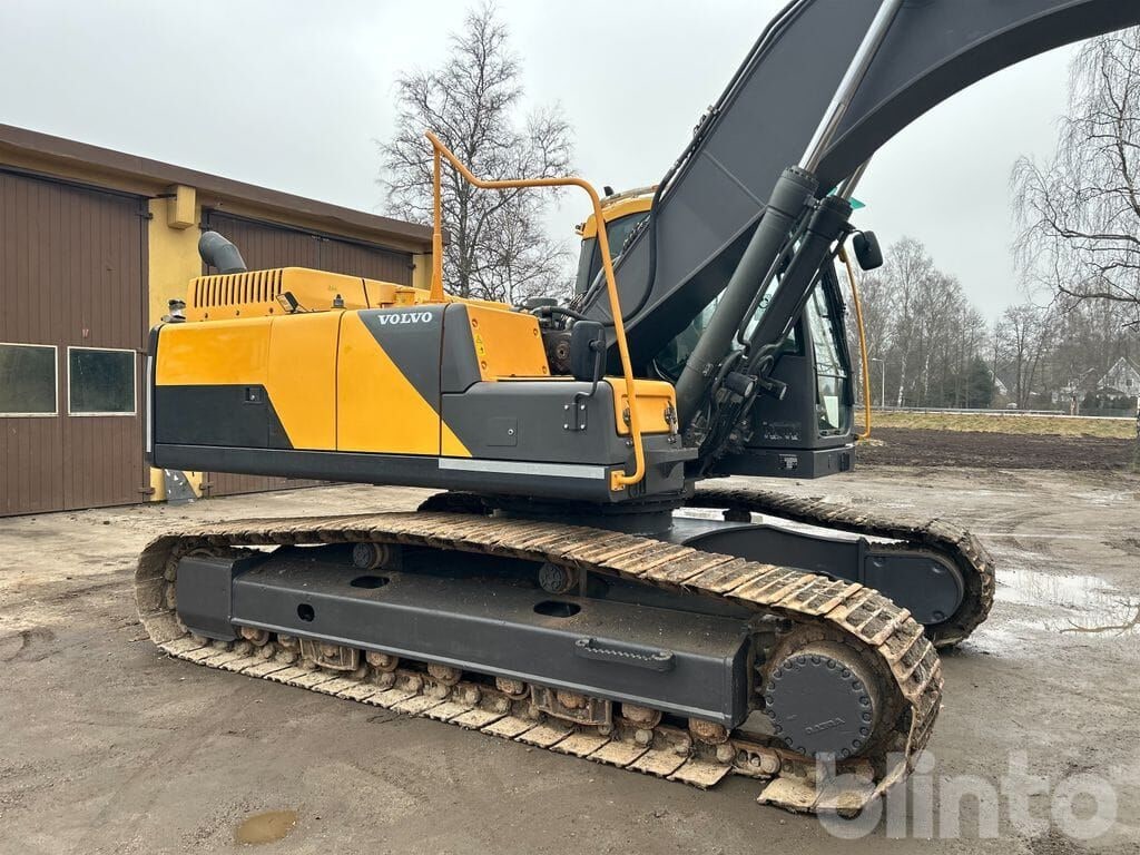 2011 Volvo EC250DL crawler excavator, side view 2011 Volvo EC250DL crawler excavator, side view