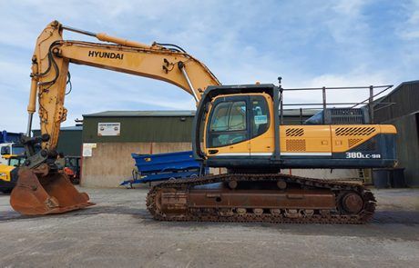 2013 Hyundai R380LC-9A crawler excavator side view 2013 Hyundai R380LC-9A crawler excavator side view