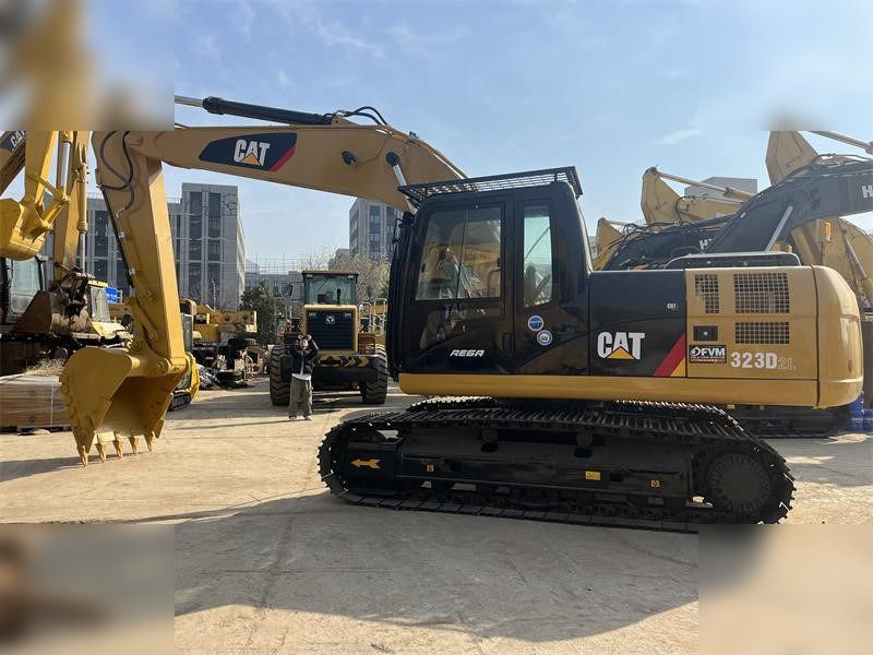 2020 Caterpillar 323D2L crawler excavator side view 2020 Caterpillar 323D2L crawler excavator side view