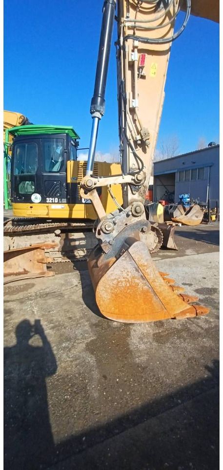 2020 Caterpillar 325 crawler excavator, close-up of bucket and boom 2020 Caterpillar 325 crawler excavator, close-up of bucket and boom