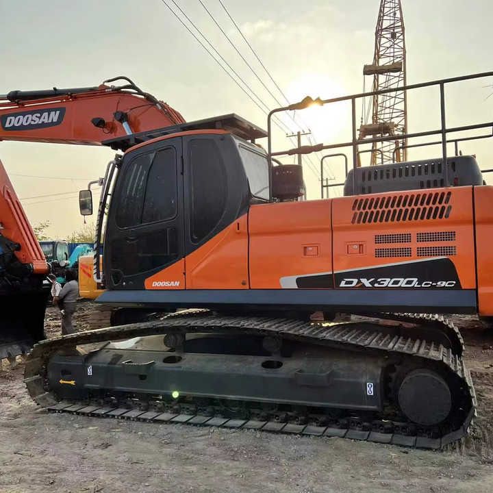 2020 Doosan DX300LC-9C crawler excavator side view 2020 Doosan DX300LC-9C crawler excavator side view