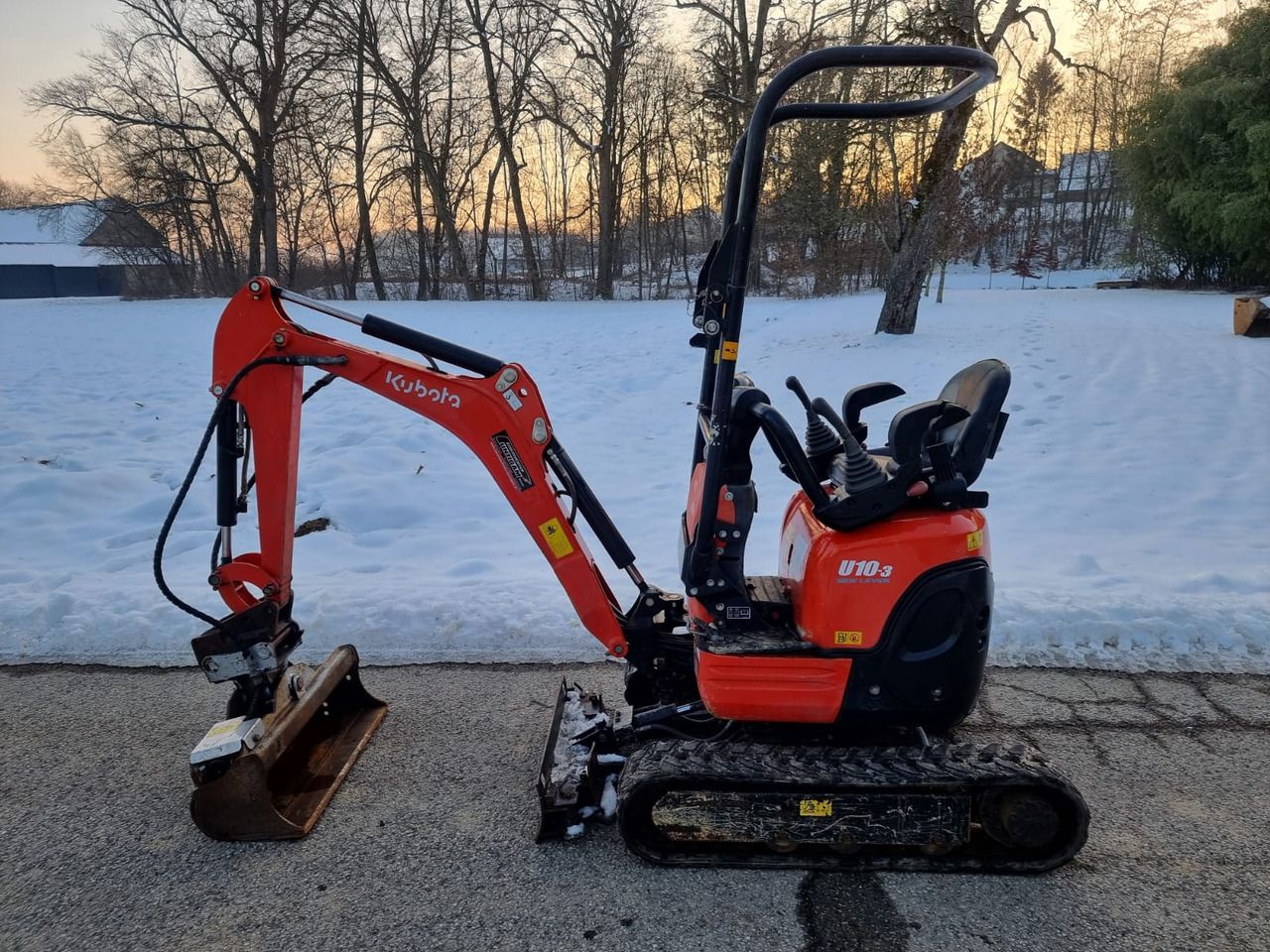 2017 Kubota U10-3 mini excavator side view 2017 Kubota U10-3 mini excavator side view