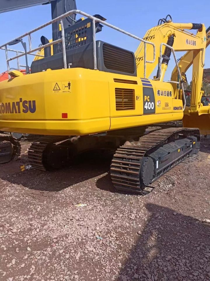 2016 Komatsu PC400 crawler excavator rear three-quarter view 2016 Komatsu PC400 crawler excavator rear three-quarter view
