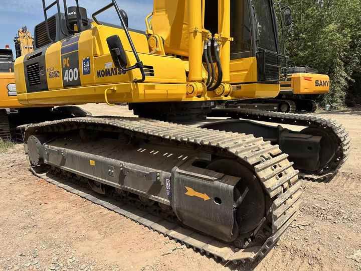 2020 Komatsu PC400-8 crawler excavator side view 2020 Komatsu PC400-8 crawler excavator side view