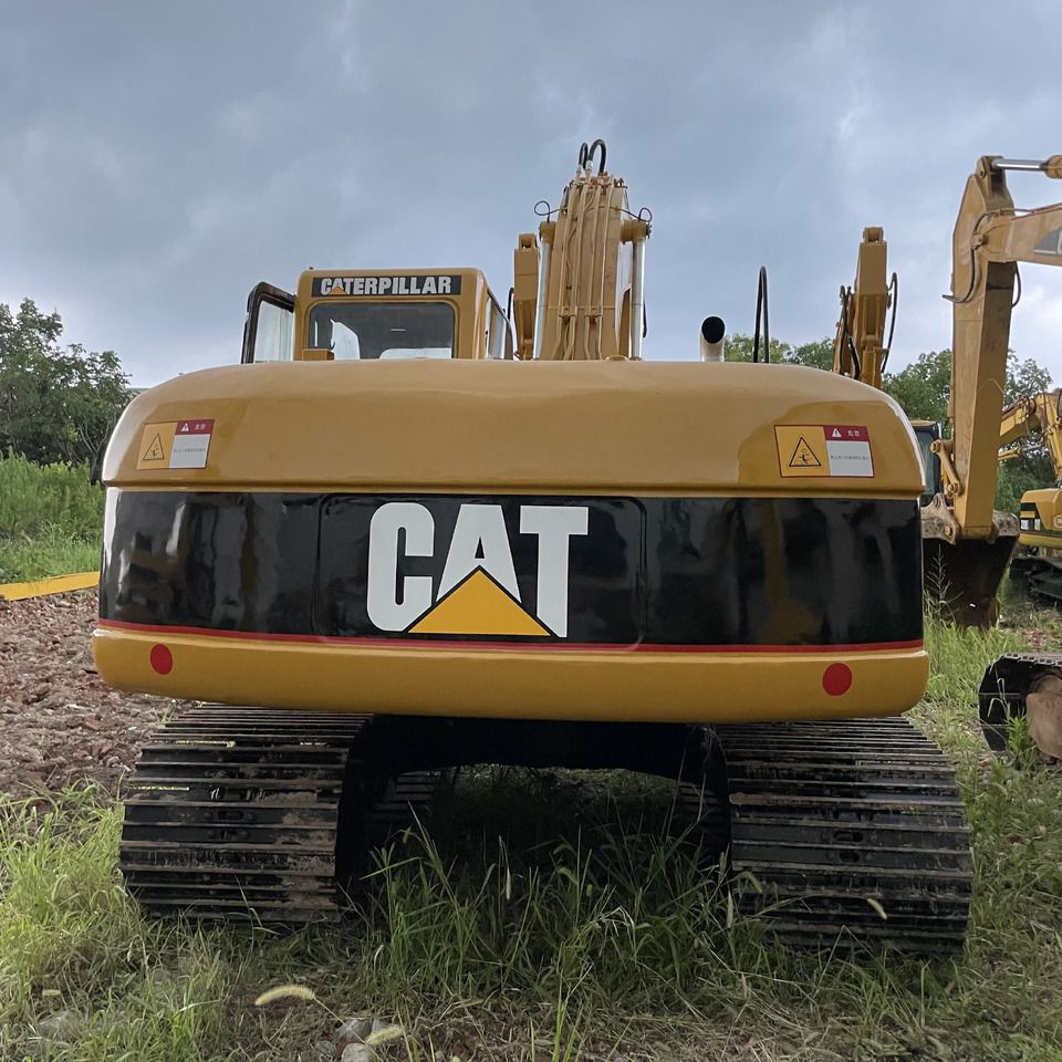 Caterpillar 320CL paletli ekskavatör, arkadan görünüm Caterpillar 320CL paletli ekskavatör, arkadan görünüm