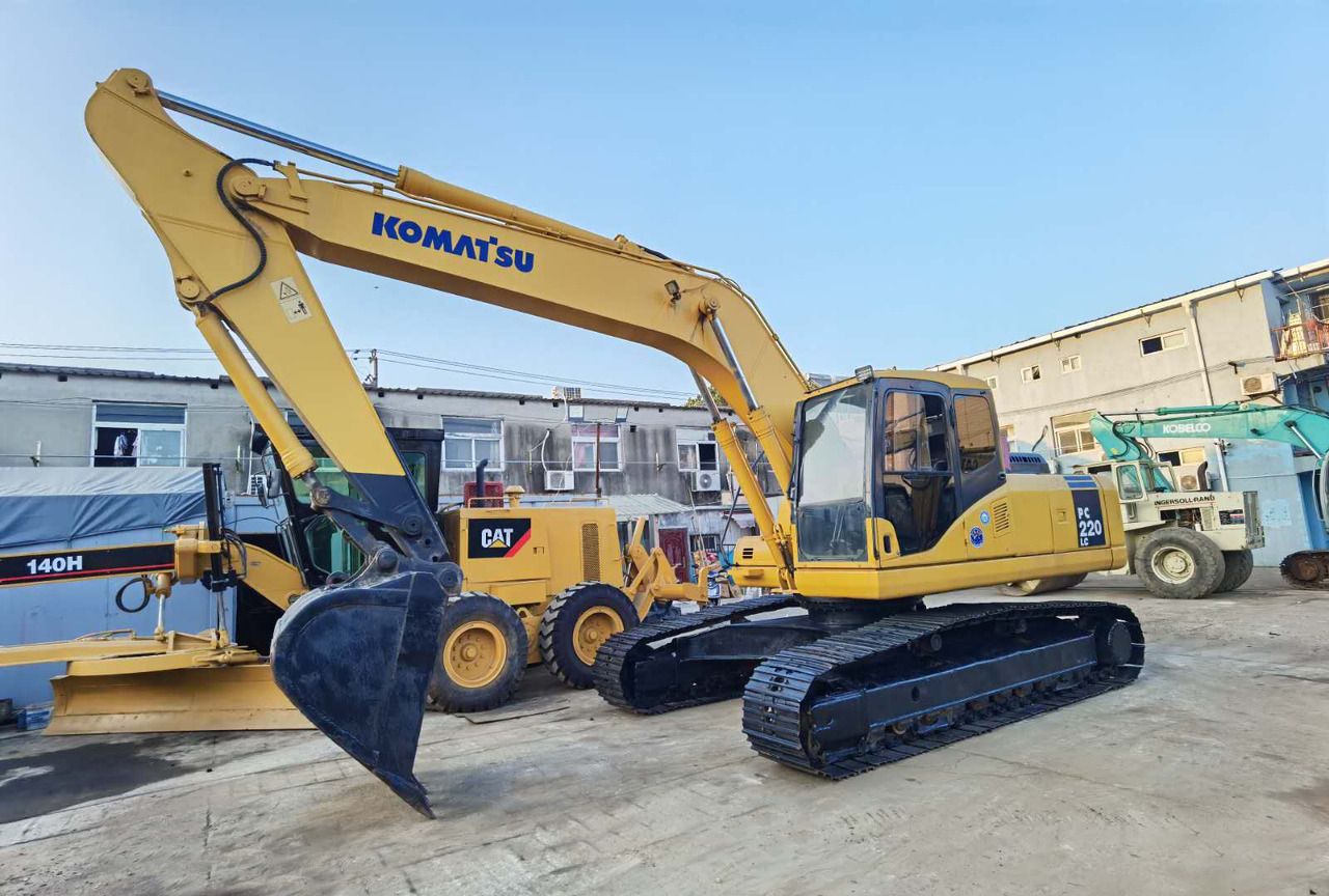 2020 Komatsu PC220-LC excavator, side profile view 2020 Komatsu PC220-LC excavator, side profile view