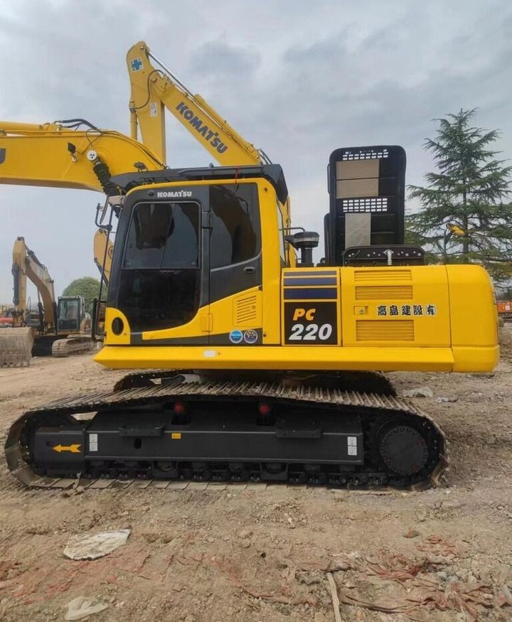 Escavatore cingolato Komatsu PC220-8 del 2020, vista laterale Escavatore cingolato Komatsu PC220-8 del 2020, vista laterale
