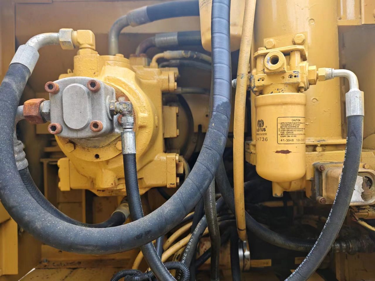 2018 Caterpillar 325BL crawler excavator hydraulic pump and filter detail 2018 Caterpillar 325BL crawler excavator hydraulic pump and filter detail