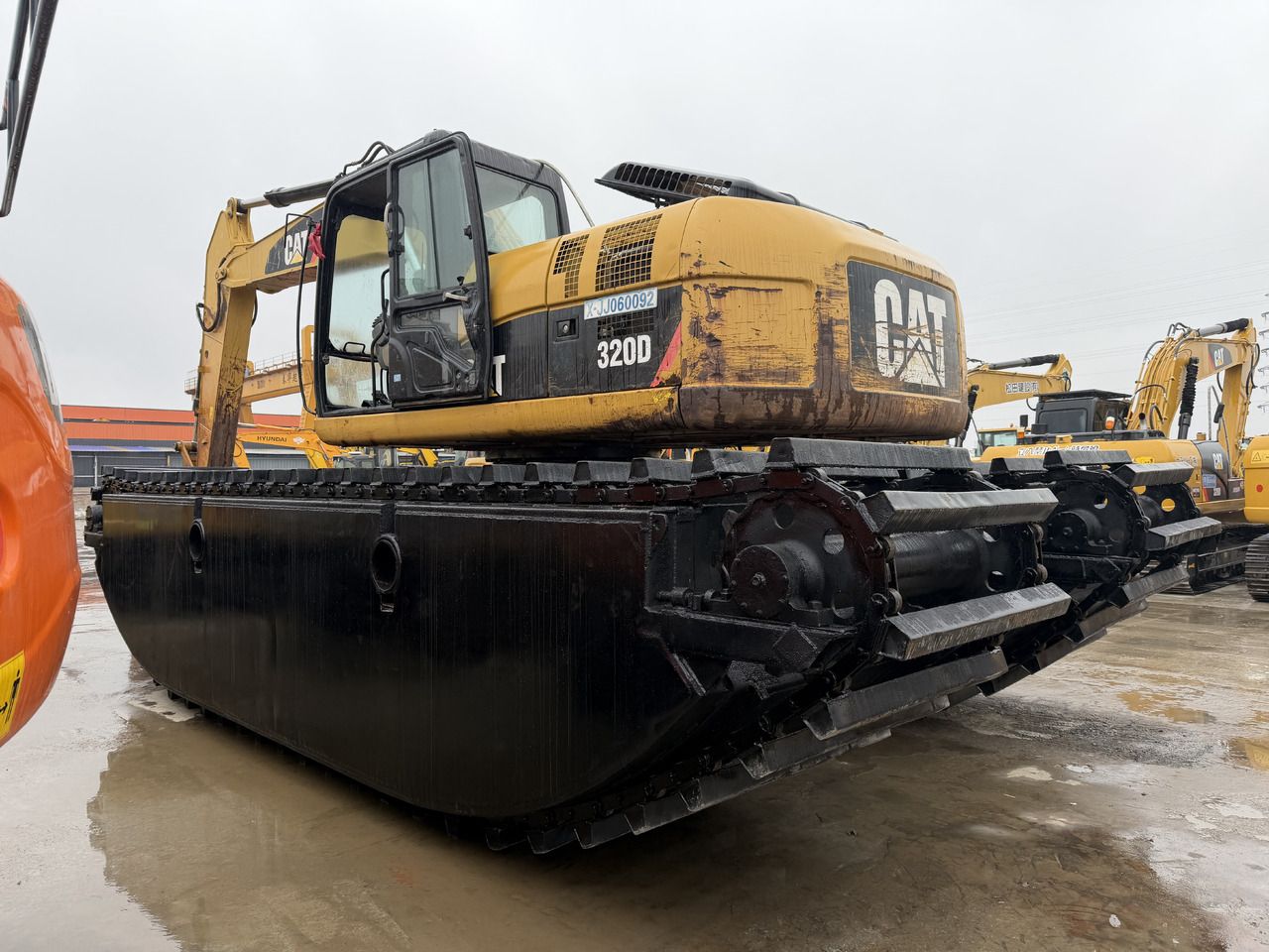 Amfibijna koparka Caterpillar 320D 2019, widok z tyłu pod kątem Amfibijna koparka Caterpillar 320D 2019, widok z tyłu pod kątem