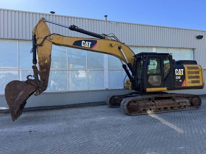 2017 Caterpillar 326F LN crawler excavator, side profile view 2017 Caterpillar 326F LN crawler excavator, side profile view
